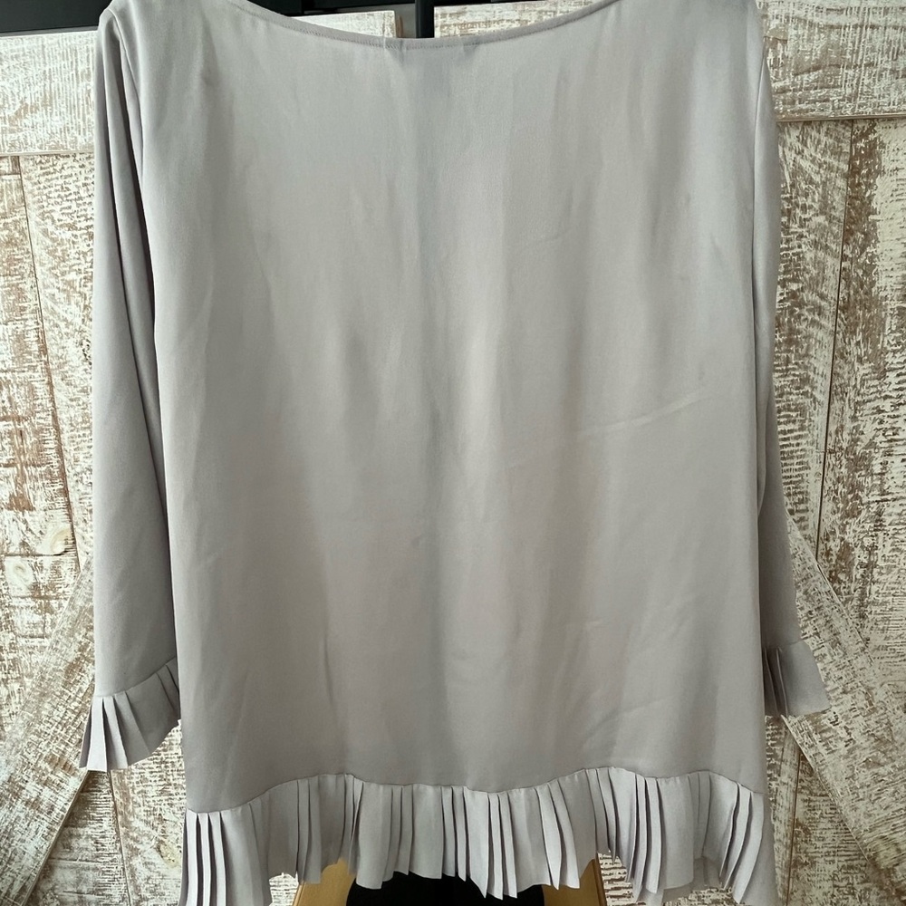 Banana Republic Light Gray Long Sleeve Dressy Blouse with Ruffle Hem size XL - Picture 2 of 7